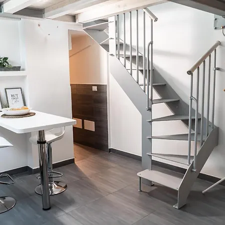 דירה Charming Frescoed Loft