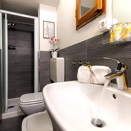 Charming Frescoed Loft * בולוניה