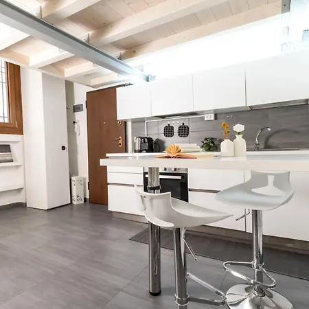 Charming Frescoed Loft דירה *
