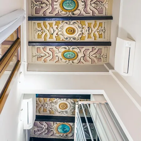 Charming Frescoed Loft شقة