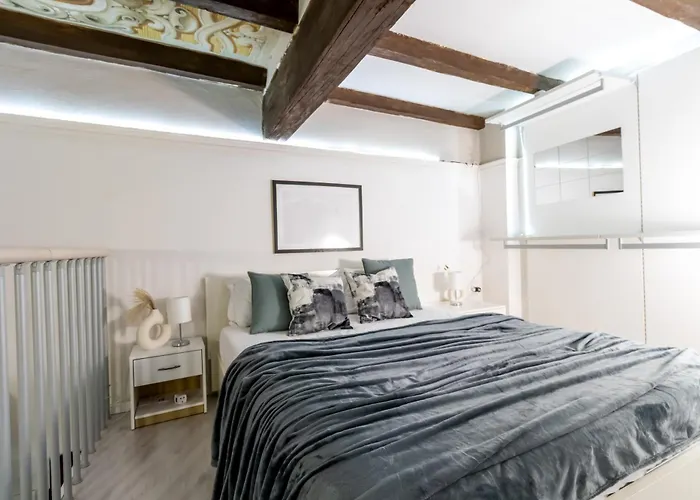 Charming Frescoed Loft شقة