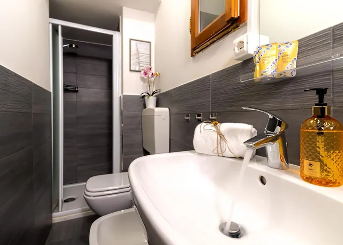 Charming Frescoed Loft * 볼로냐